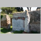 1078 ostia - regio v - insula vii - sede degli augustali (v,vii,1-2) - raum a (apsis) - antoninische grabstatue - li.jpg